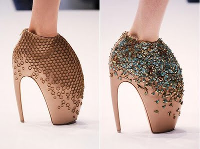 Lady Gaga wears Alien shoes | Charms of 